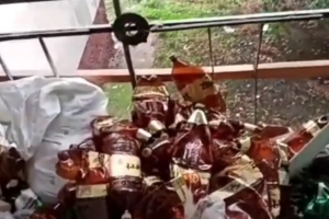 Дверь взломана, а на балконе куча бутылок из-под алкоголя: житель Северодонецка показал свою квартиру - видео