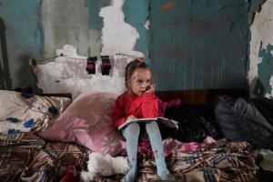 "Диявол криється в деталях": У мережі показали, яку "гуманітарку" отримали діти окупованого Маріуполя