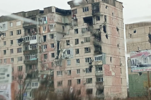 "Летом тут "нормально": В сети показали, как живут жители Северодонецка в доме с обрушенным подъездом