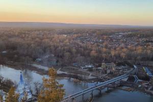 У Святогірську завершується відновлення зруйнованого моста через Сіверський Донець до лаври - відео