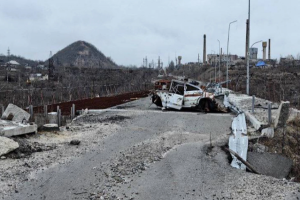 В сети рассказали об обстановке в Лисичанске и показали разрушенный Пролетарский мост - фото
