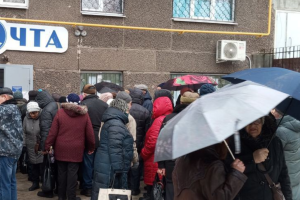 З третьої ранку в чергу: жителі Маріуполя "штурмують" пошту, щоб отримати пенсії