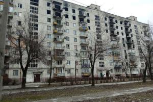 "Тече два поверхи": Мешканка Сєвєродонецька показала квартиру після "ремонту" даху - відео
