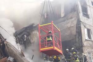У Сумах з-під завалів рятувальники дістали тіло другого загиблого - відео
