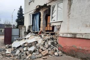 Без обстрілів та землетрусів: В окупованій Кадіївці на Луганщині обвалилася стіна житлового будинку - фото