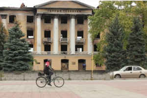 Літературу привезли, обіцяють інструменти для ремонту: чим "обдаровують" російські волонтери школи окупованого Лисичанська