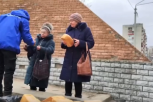 "Подивимось, що буде після виборів": У мережі показали, як окупанти підгодовують мешканців Лисичанська - відео