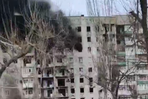 Другий раз на місяць: У мережі показали, як горить багатоповерховий будинок в окупованому Сєвєродонецьку - відео