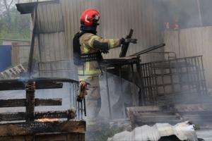 Ракетна атака по Дніпропетровщині: рятувальники нарешті загасили пожежу - фото