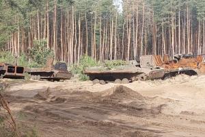 Розбита техніка, окопи та поховання: у мережі показали "пейзажі" у лісах окупованого Сєвєродонецька - відео