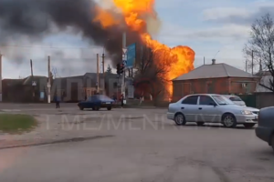 В окупованому Луганську вибухнув автомобіль: очевидці показали відео пожежі
