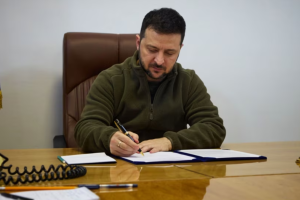 Зеленский подписал закон о мобилизации: что он предполагает