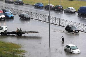 Санкт-Петербург затопило: в сети показали кадры плавающих автомобилей на въезде в город - видео