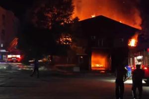 У центрі окупованого Маріуполя сталася велика пожежа: у мережі показали відео з місця події