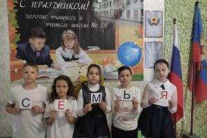 В одній зі шкіл Лисичанська на Луганщині окупанти провели "Рік сім'ї" - фото