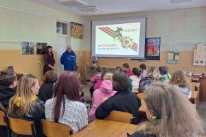 Зомбирование продолжается: В сети показали, как оккупанты "промывают мозги" детям Лисичанска - видео