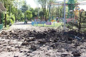 У Кадіївці вночі "з неба каміння падало": Окупанти показали наслідки "прильоту" на Луганщині - фото