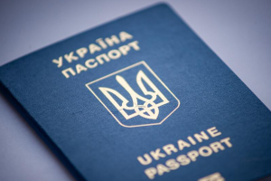 Украинцам за границей возобновили выдачу паспортов: кто в приоритете