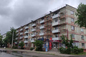 Дыра в раме - окончательный вариант: Жительница Северодонецка показала качество "ремонтных" работ в квартирах - видео