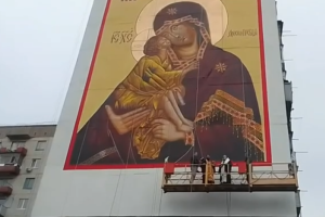 Без води, але з іконою: Окупанти показали на відео відкриття нового муралу у Лисичанську