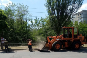 "Усувають аварії та метуть вулиці": Окупанти показали на фото, як комунальники "невпинно працюють" у Лисичанську