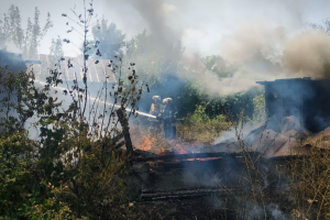 У Кремінній спалахнув будинок: окупанти показали на фото наслідки