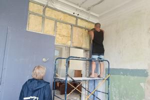 Окупанти показали на фото, як "відновлюють" зруйновані установи у Лисичанську на Луганщині