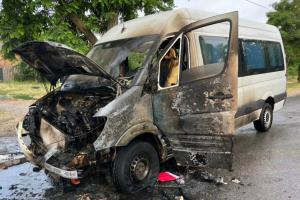 У Нікополі російський дрон влучив у автобус, є поранені: наслідки нічної атаки показали на фото