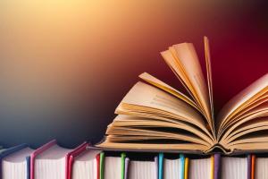 Українці отримають по 900 грн на книги: Зеленський підписав закон