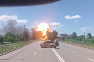 У Первомайську вибухнула російська вантажівка з БК: окупанти показали на відео наслідки