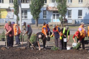 Садят цветы и вскрывают квартиры: обстановка в оккупированном Северодонецке
