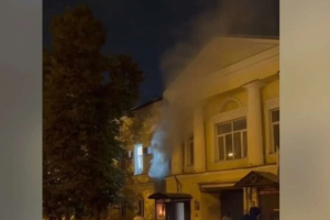 У російській Казані підпалили будівлю військового суду: у мережі показали відео з місця події