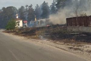 Обстановка з лісовими пожежами під Сєвєродонецьком погіршилась: окупанти показали руйнування у селищі Щедрищево