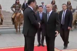 Путина в Монголии встретила конница, наряженная в костюмы времен Чингисхана