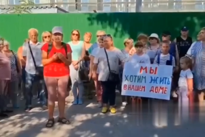 "Была богатым человеком, теперь я – нищенка с рюкзаком": Мариупольцы о жизни после российской оккупации