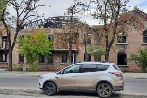 В Северскодонецке оккупанты заново рисуют мурал на школе: свежие кадры города