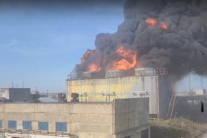 У російській Пермі спалахнула пожежа на хімзаводі: у мережі показали відео