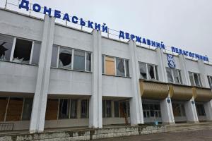 Повреждены детсад и университет: последствия обстрела Славянска показали на видео