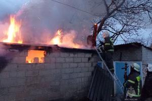 У Лисичанську спалахнув приватний будинок: окупанти показали фото з місця події