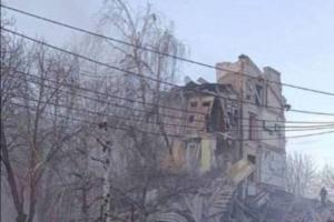 Россияне ударили ракетами по жилому дому в Кривом Роге: в сети показали на фото последствия