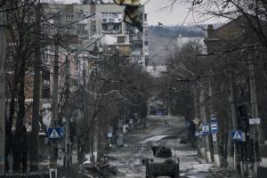 Тьма и разруха вместо людей: в сети показали на видео улицы оккупированного Бахмута