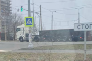 Не доїхав до Росії: у центрі Маріуполя перекинувся тягач із награбованим металобрухтом
