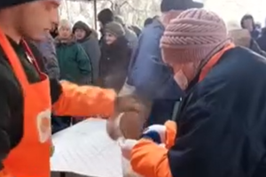 В сети показали, как пенсионеры оккупированного Северскодонецка борются за горячий суп в пакете