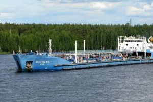 У Чорному морі затонув російський танкер: жителі Краснодарського краю самі вийшли чистити берег від мазуту