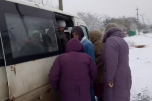 &quot;Кормим и собираем собрания&quot;: В сети показали, как в Золотом на Луганщине оккупанты раздают вещи