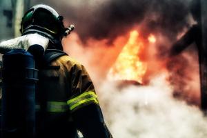 Дві години боротьби з полум&#039;ям: в окупованому Лисичанську спалахнув приватний будинок