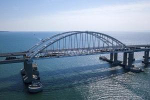 Шторм у Керченській протоці зруйнував захисні споруди росіян біля Кримського мосту