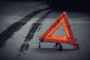В окупованому Луганську водій збив дорожніх робітників: один загинув, другий у лікарні