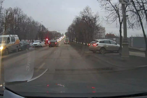 Очередное ДТП с участием российских военных произошло в Луганске: видео с места происшествия