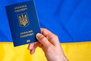 Выдача паспортов украинцам за границей возобновлена, но есть нюансы
